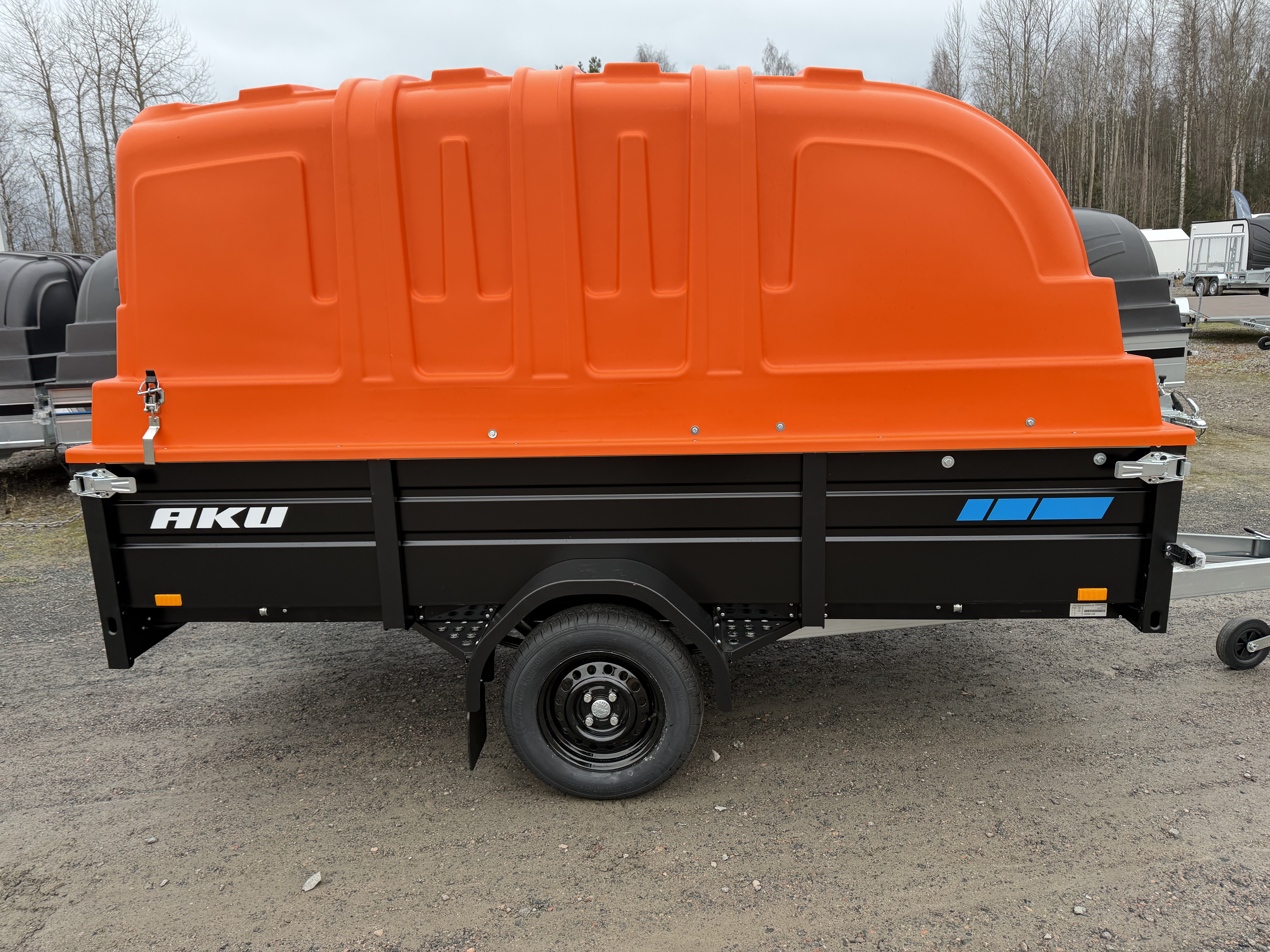 AKU CS300-LHE Black Orange Edition kuomulla