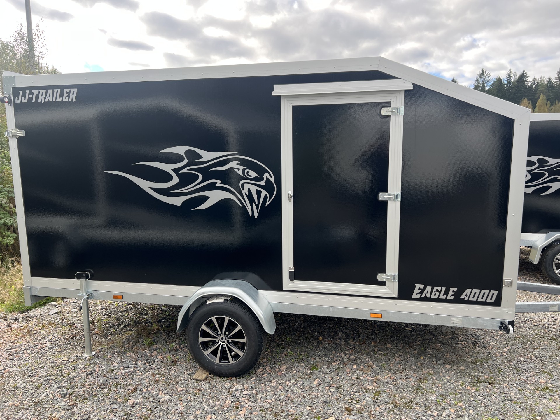 Eagle 4000 PRO Black Edition kaappivaunu