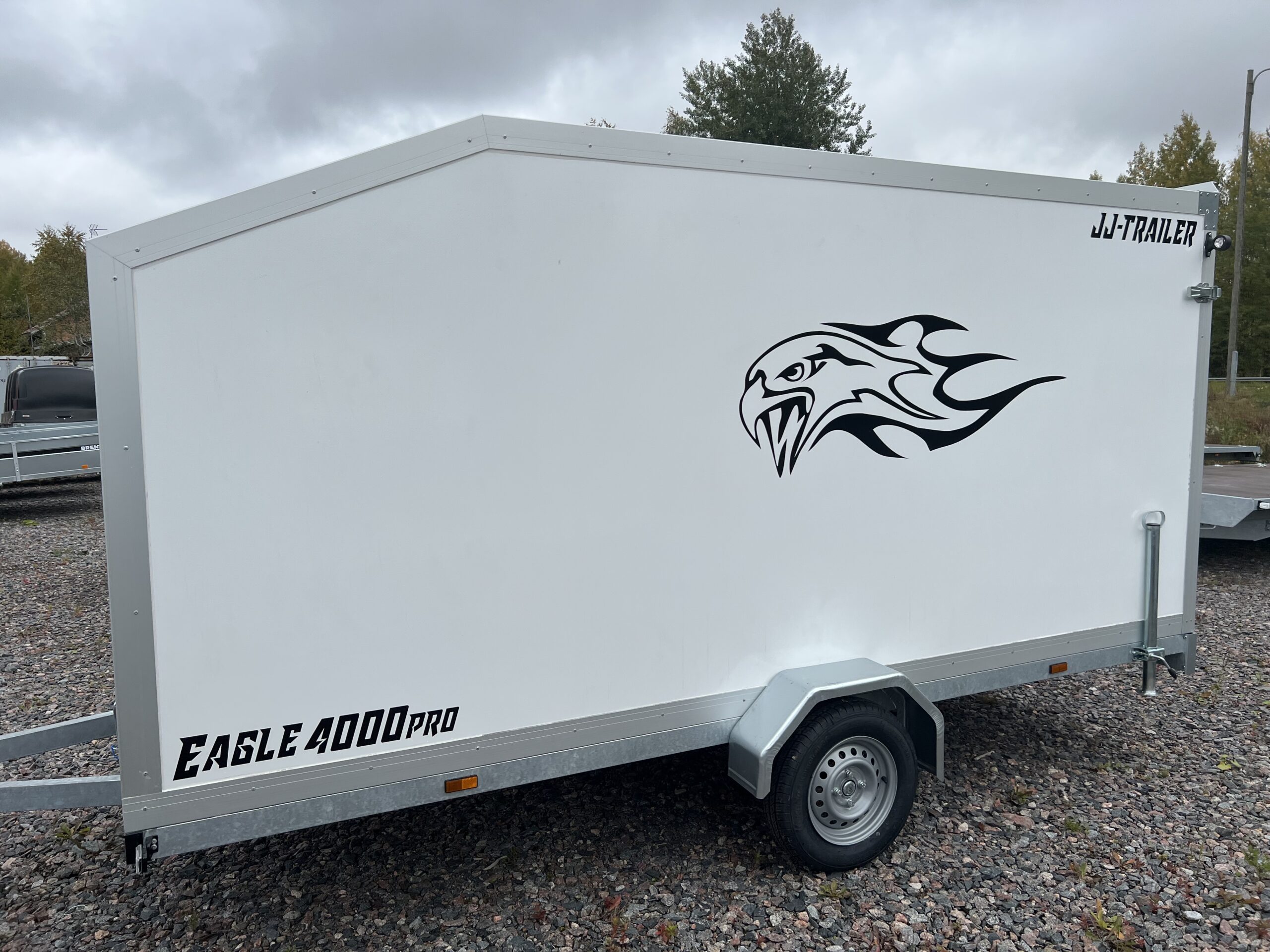 Eagle 4000 PRO Maxi kaappivaunu